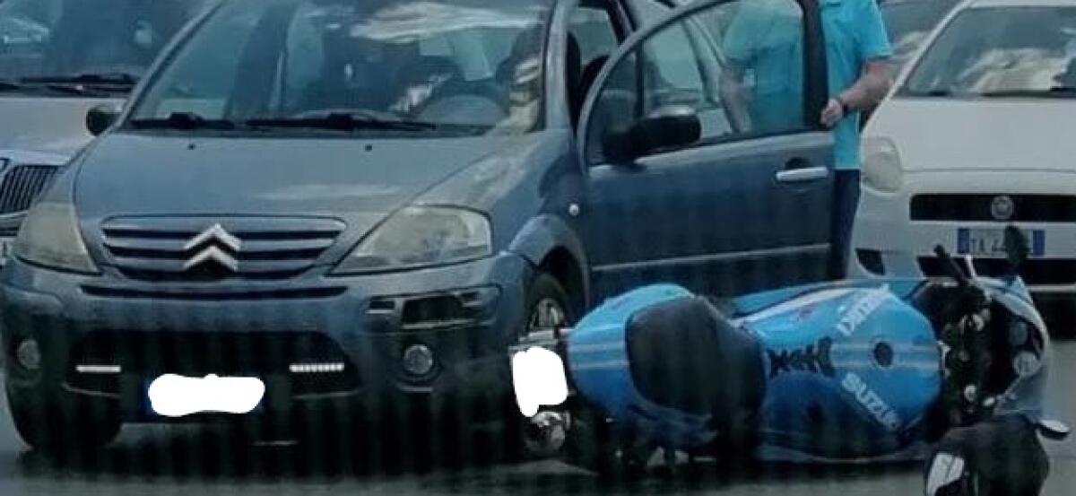 Scontro stradale in via Venezia, impatto tra un'auto e una moto - L'impatto in via Venezia