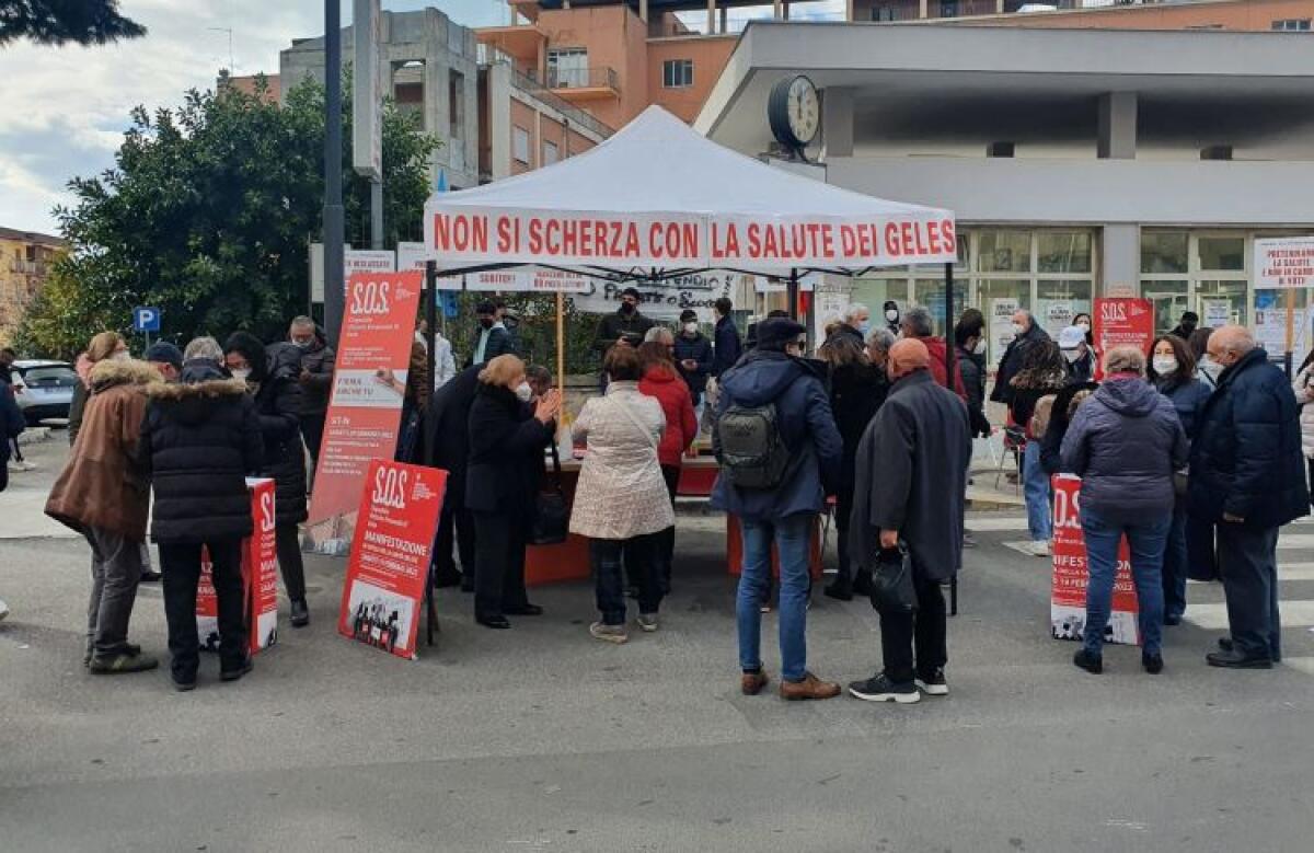 Ospedale in emergenza continua, nuovo sit-in questa sera: "Politica si svegli" - Il sit-in davanti all'ospedale