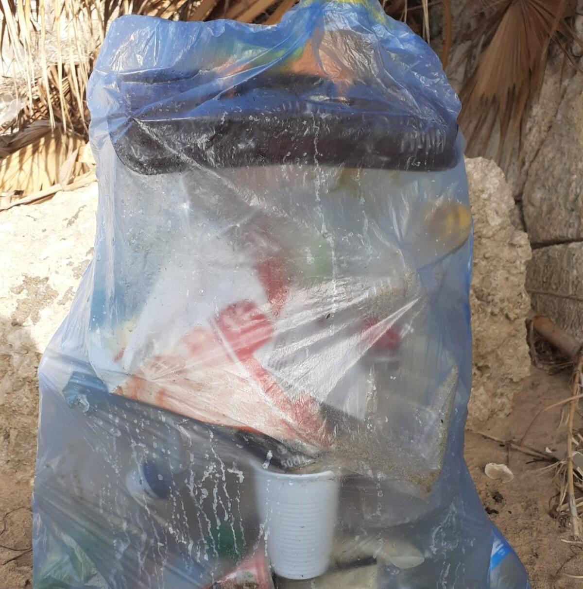 Plastica e rifiuti, da giorni un operatore sociale ripulisce tante aree della città - Uno dei sacchi con i rifiuti