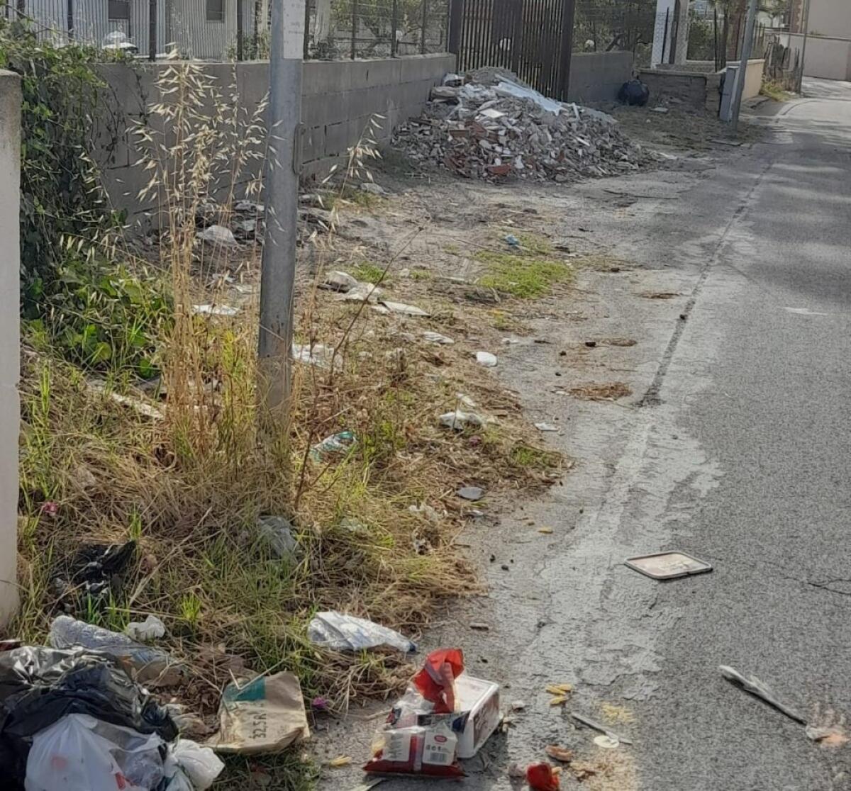 A Manfria ancora rifiuti e inerti, discariche abusive nella frazione balneare - Rifiuti e inerti a Manfria