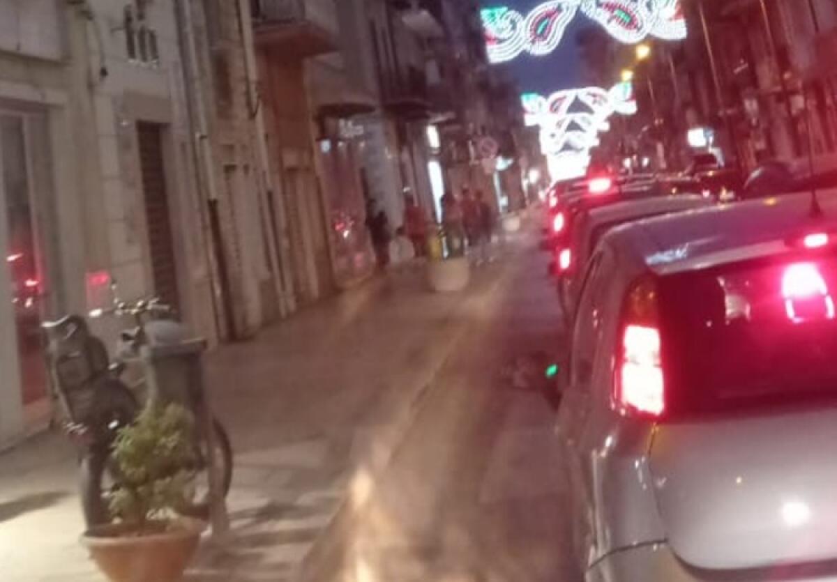 Lunghe code verso il centro storico e non solo, in serata in coda anche per un'ora - Lunghe code in corso Aldisio