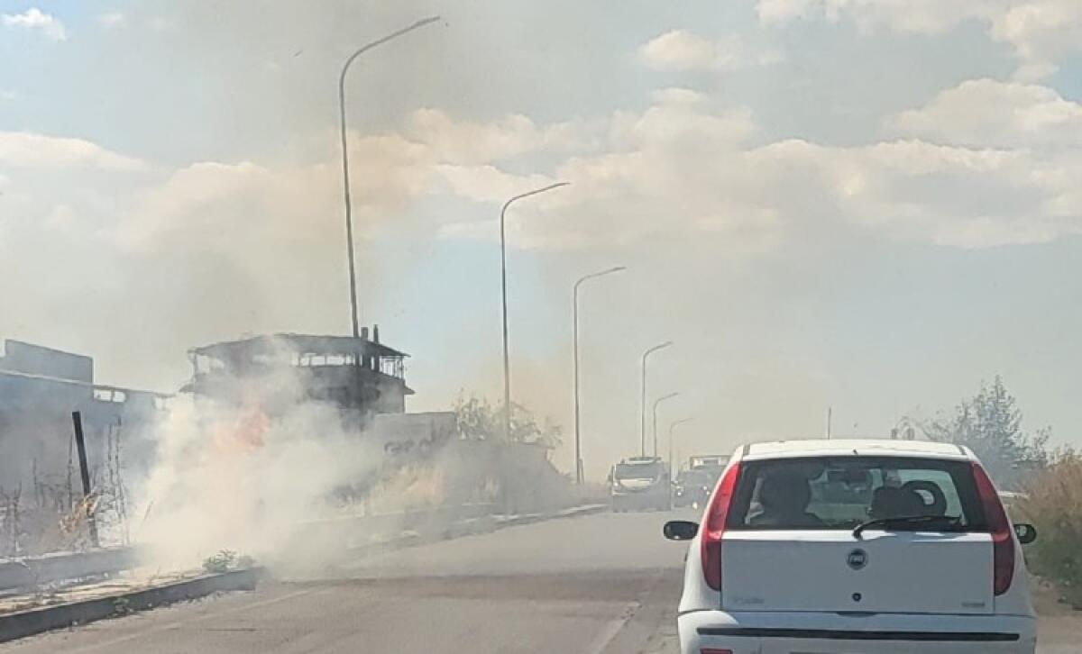 Fiamme in via Venezia, ancora sterpaglie avvolte da un incendio - Le fiamme in via Venezia