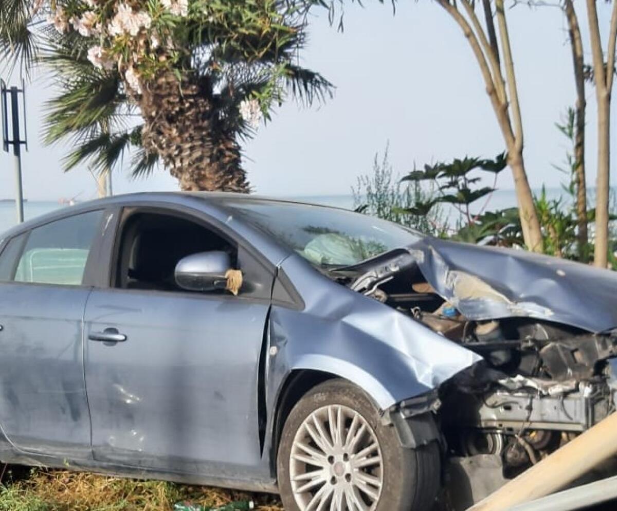 Schianto sul lungomare, auto danneggiata dopo l'impatto - Lo schianto sul lungomare