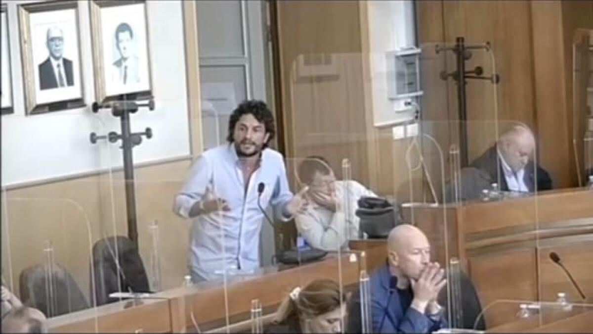Impianto rifiuti, Scerra non chiude: "Dire no è facile per chi è in campagna elettorale" - Scerra in aula consiliare