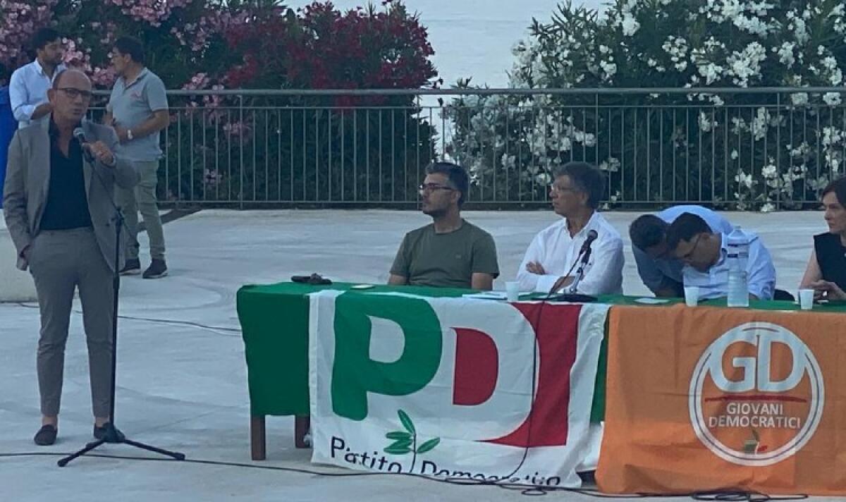 Rifiuti e sanità, dem dichiarano fallimento di Musumeci: "Città discarica di tutta la Sicilia" - Siragusa è intervenuto nel corso dell'assemblea