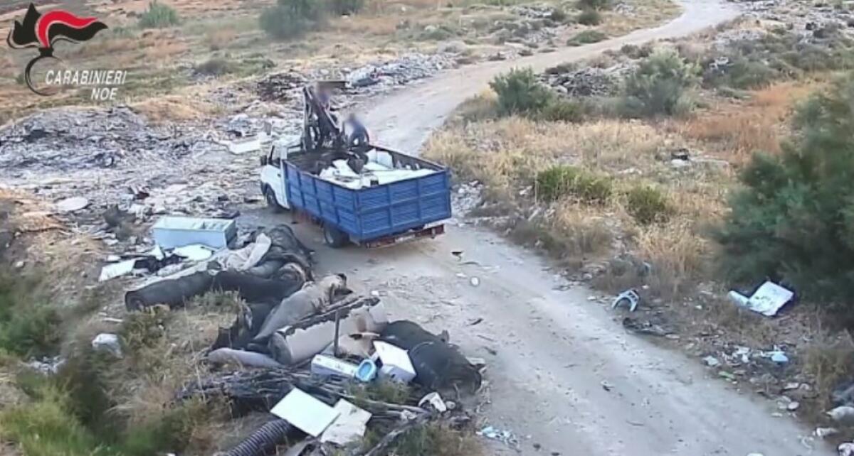 Smaltimento illecito di rifiuti speciali e incendi, martedì interrogatorio per Russello - I mezzi arrivavano nelle zone monitorate dagli investigatori