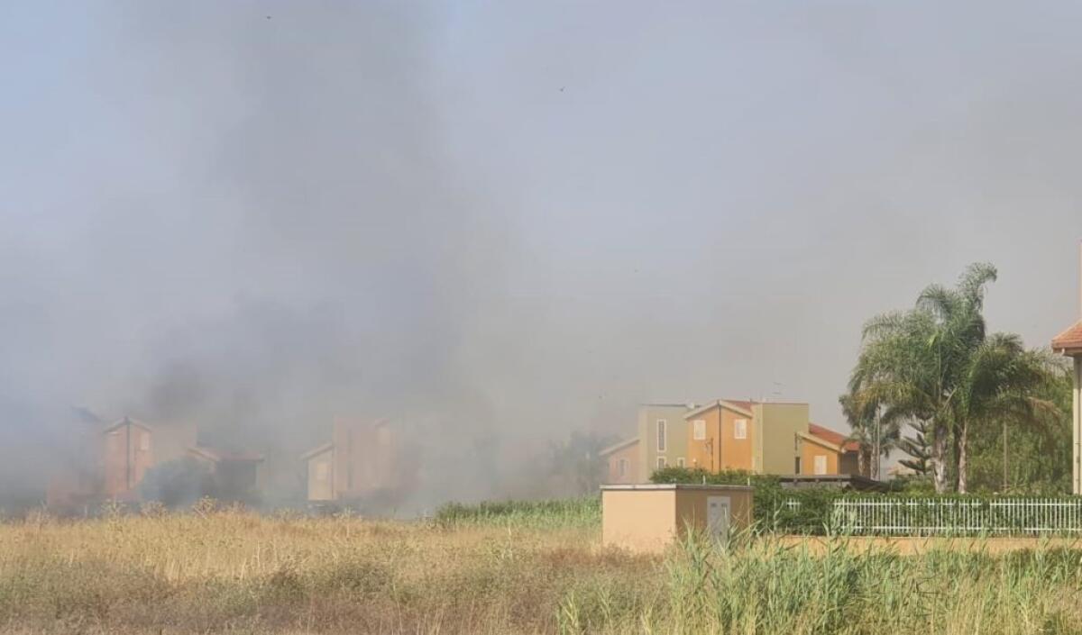 Fiamme e fumo a ridosso delle abitazioni di Borgo Valentina, incendio in un'area incolta - L'area avvolta dalle fiamme e dal fumo