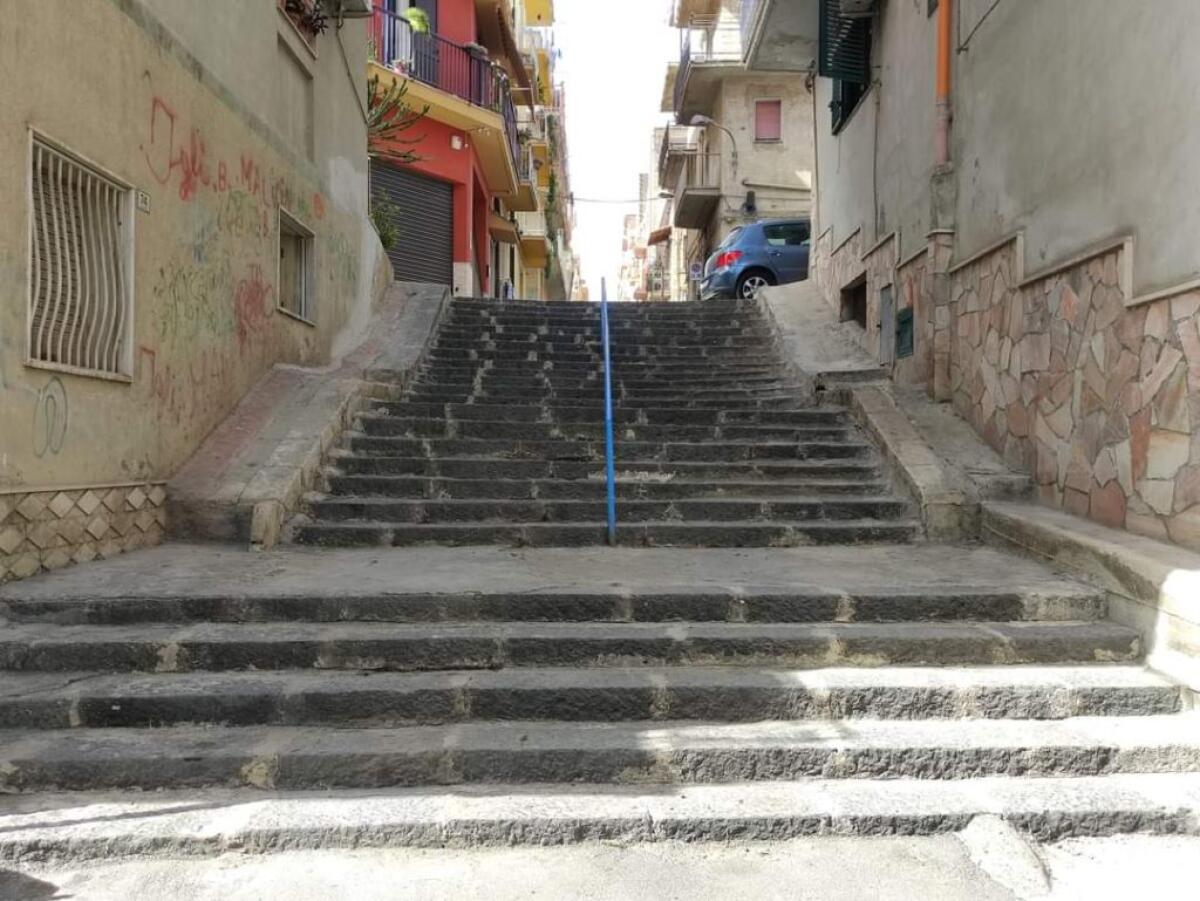 Scalinata ripulita, il Comitato San Giacomo prende il posto delle istituzioni - La scalinata ripulita