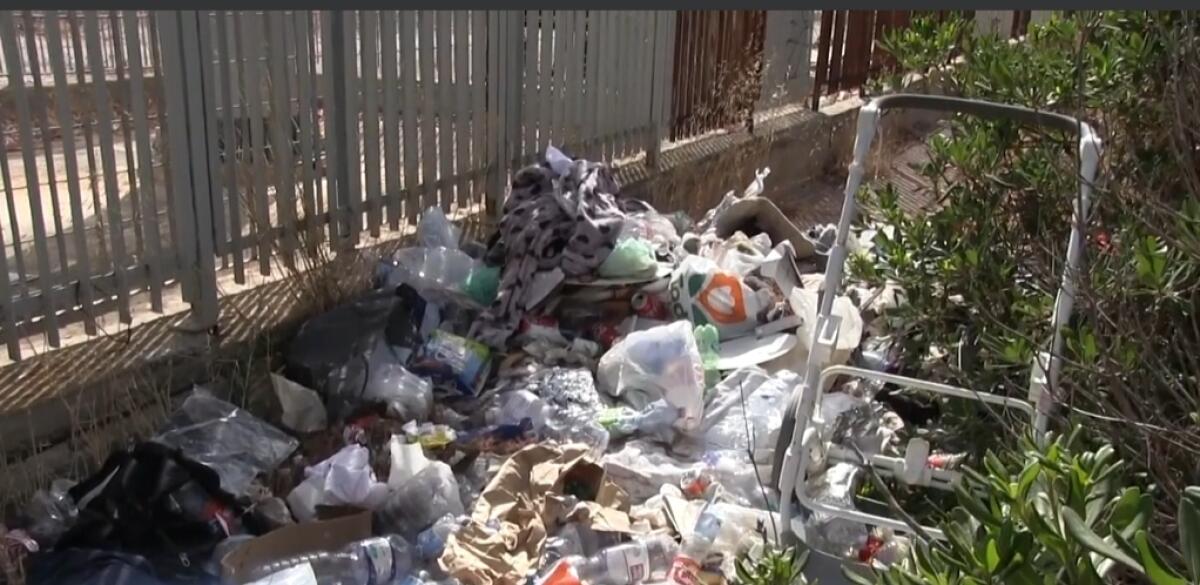 Rifiuti e degrado, la stazione ferroviaria è un inferno in periferia - 