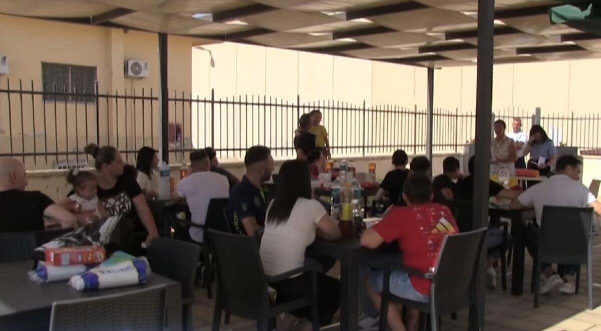 Papà e figli insieme oltre la sbarre del carcere, a Balate la partita più importante - 