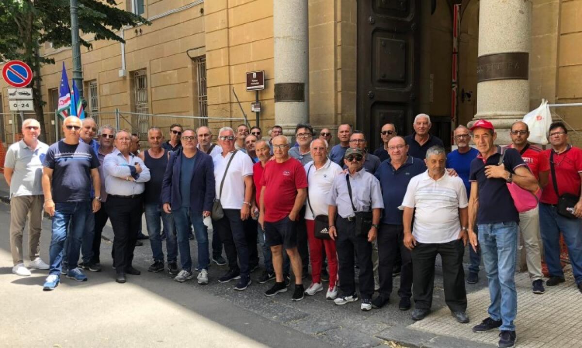 Consorzio di bonifica in crisi totale, chiesto incontro con il commissario: "Senza diritti" - I lavoratori e i sindacalisti in prefettura