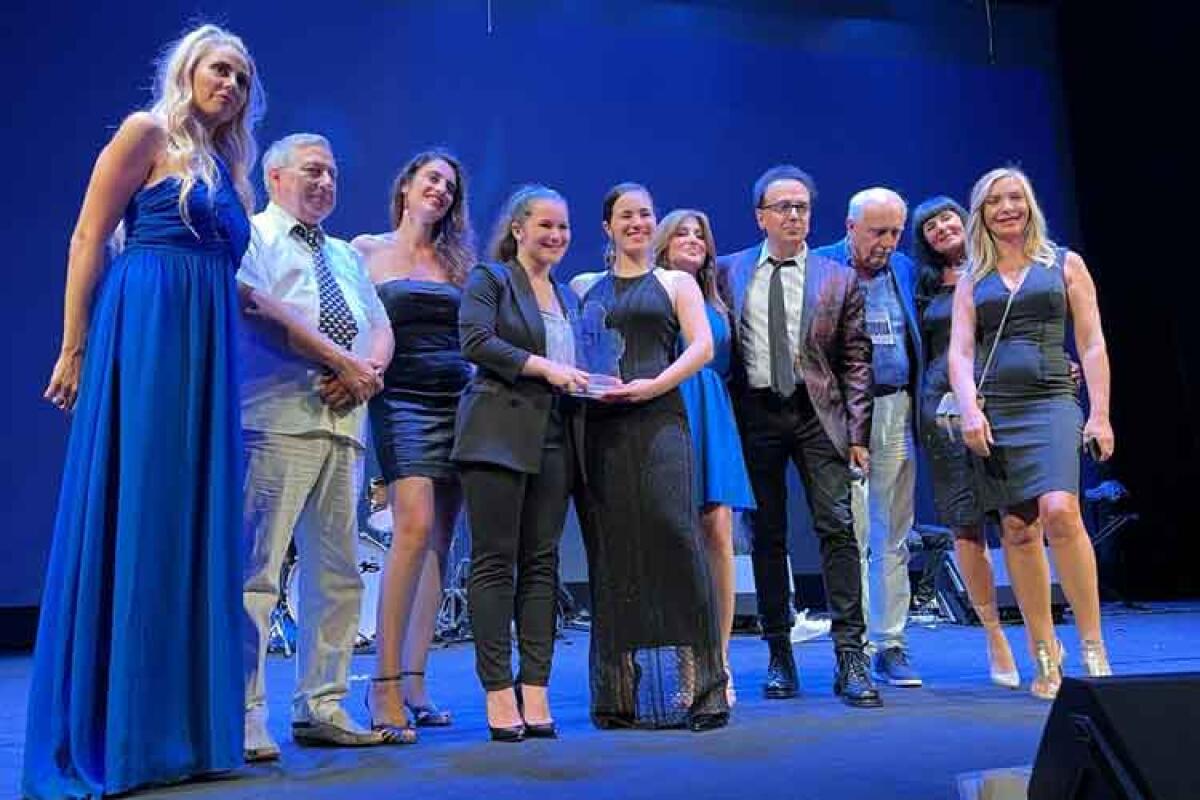 Il Premio "Eleonora Lavore" a Clara Bellavia, la "Critica" alle sorelle Giulia e Sofia Di Dio - Nella foto, al centro, le sorelle Giulia e Sofia Di Dio ritirano il premio della critica.