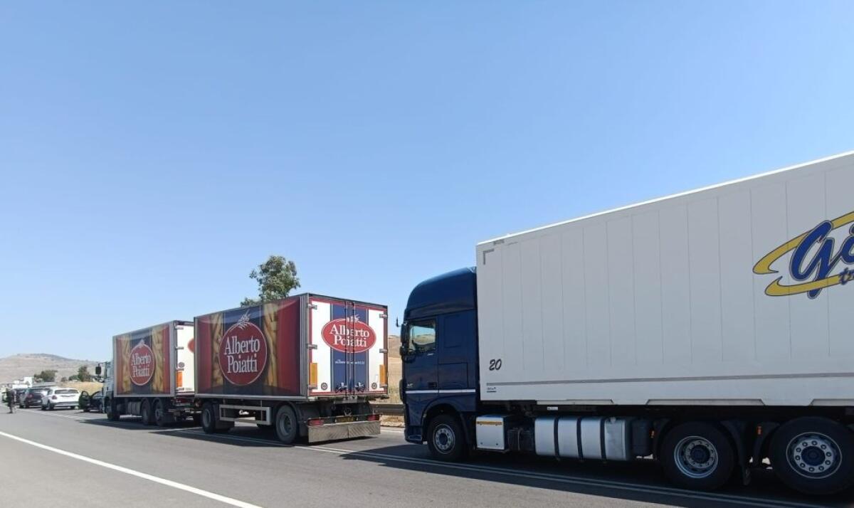 Code e lunghe attese sulla 626, auto e mezzi pesanti incolonnati - Auto e mezzi pesanti incolonnati