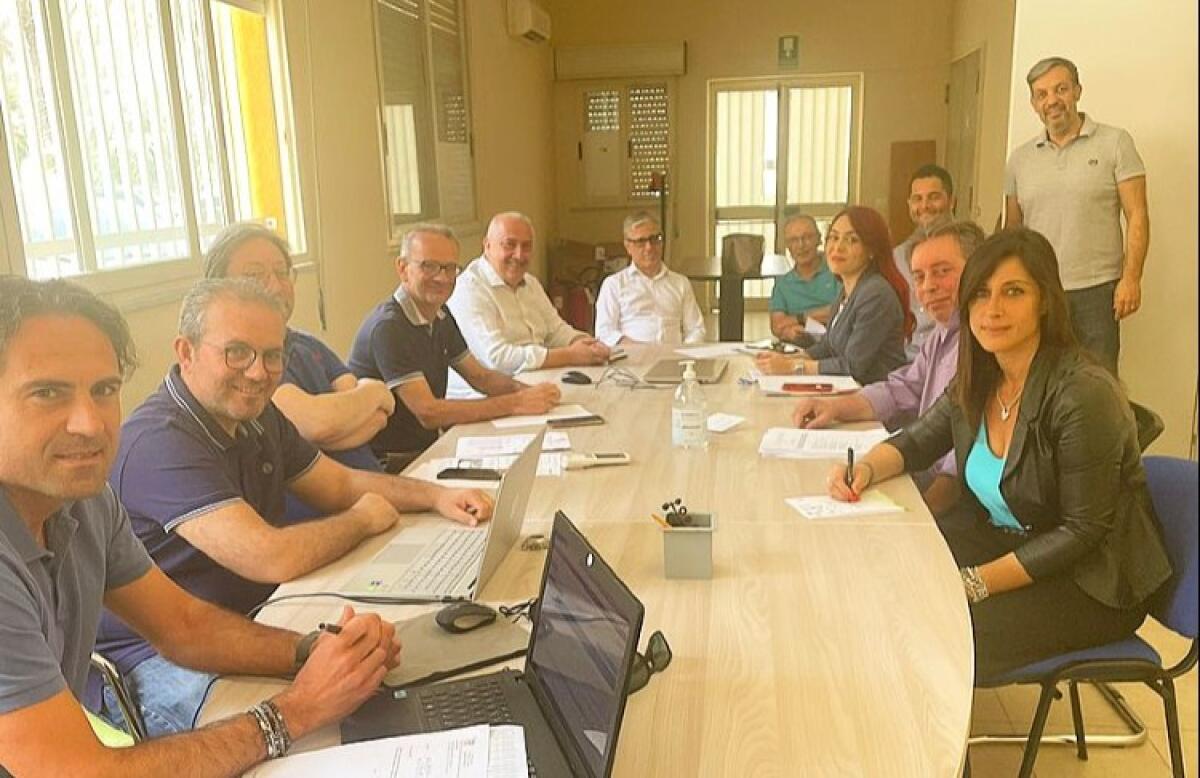 Paradosso "Agenda Urbana", un modello efficiente ora paralizzato dall'assenza di dirigenti - Assessori, dirigenti, funzionari e professionisti che seguono i programmi di finanziamento