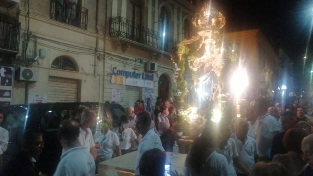 Sosta "selvaggia" anche durante la processione, corteo bloccato e poi ripreso - Il corteo nella zona di piazza San Francesco
