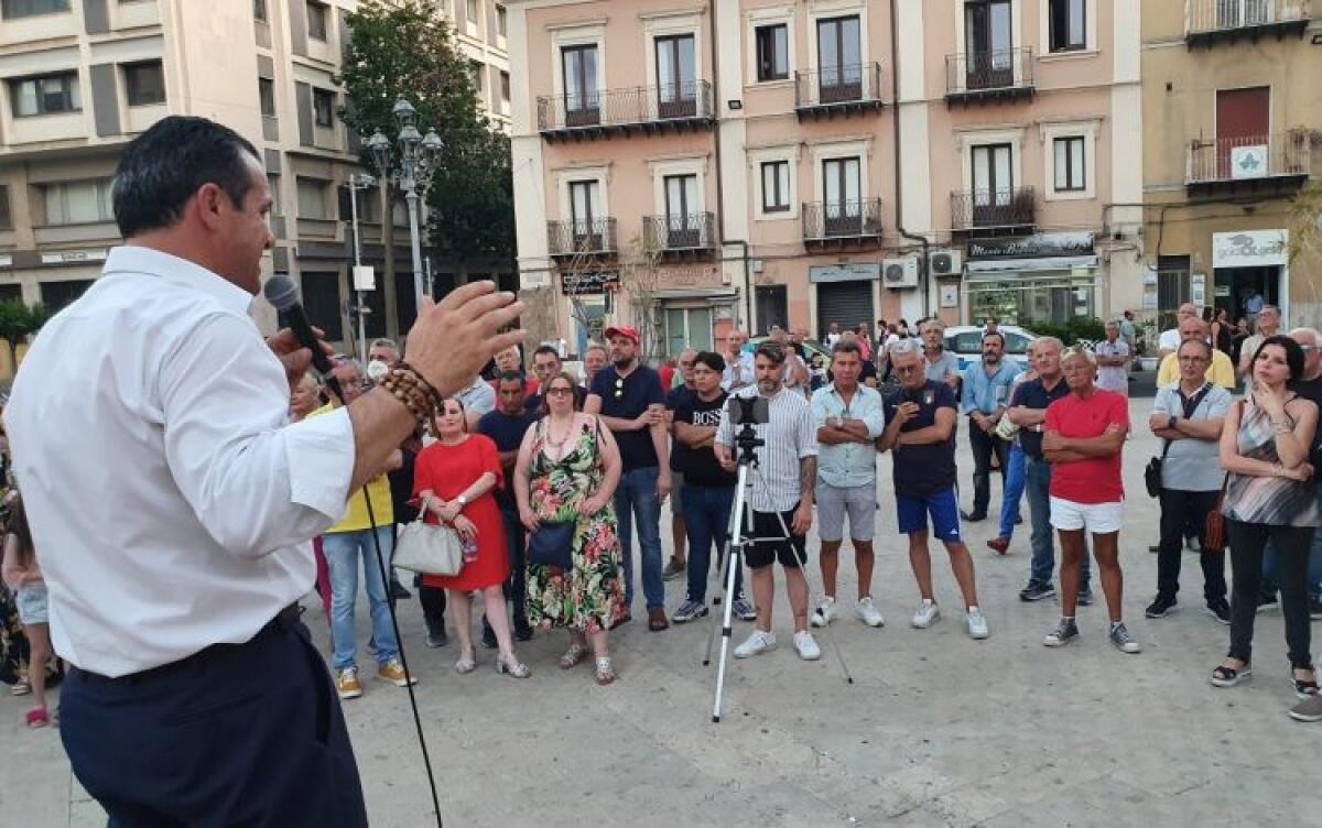 De Luca non infiamma, poche presenze al comizio: "Questioni di questa città mai risolte" - Il comizio di De Luca in piazza