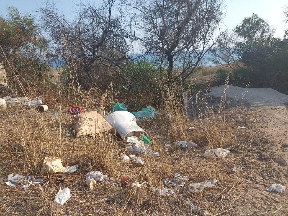 Discarica nell'accesso al mare, c'è di tutto anche vecchi sanitari - 