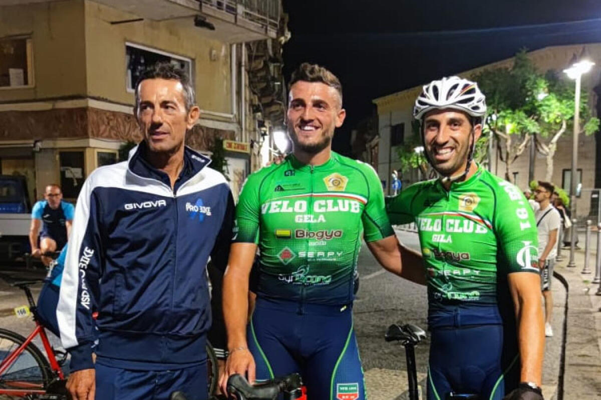 Trofeo "San Giovanni" in notturna, vince in "volata" Rosario Morgana - Nella foto in alto, da sinistra: Luigi Ciaramella, Rosario Morgana (vincitore), Adriano Ventura.