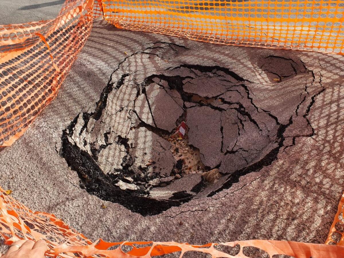 Una falla nell'asfalto in viale Indipendenza, voragine dopo la perdita idrica - L'asfalto ha ceduto