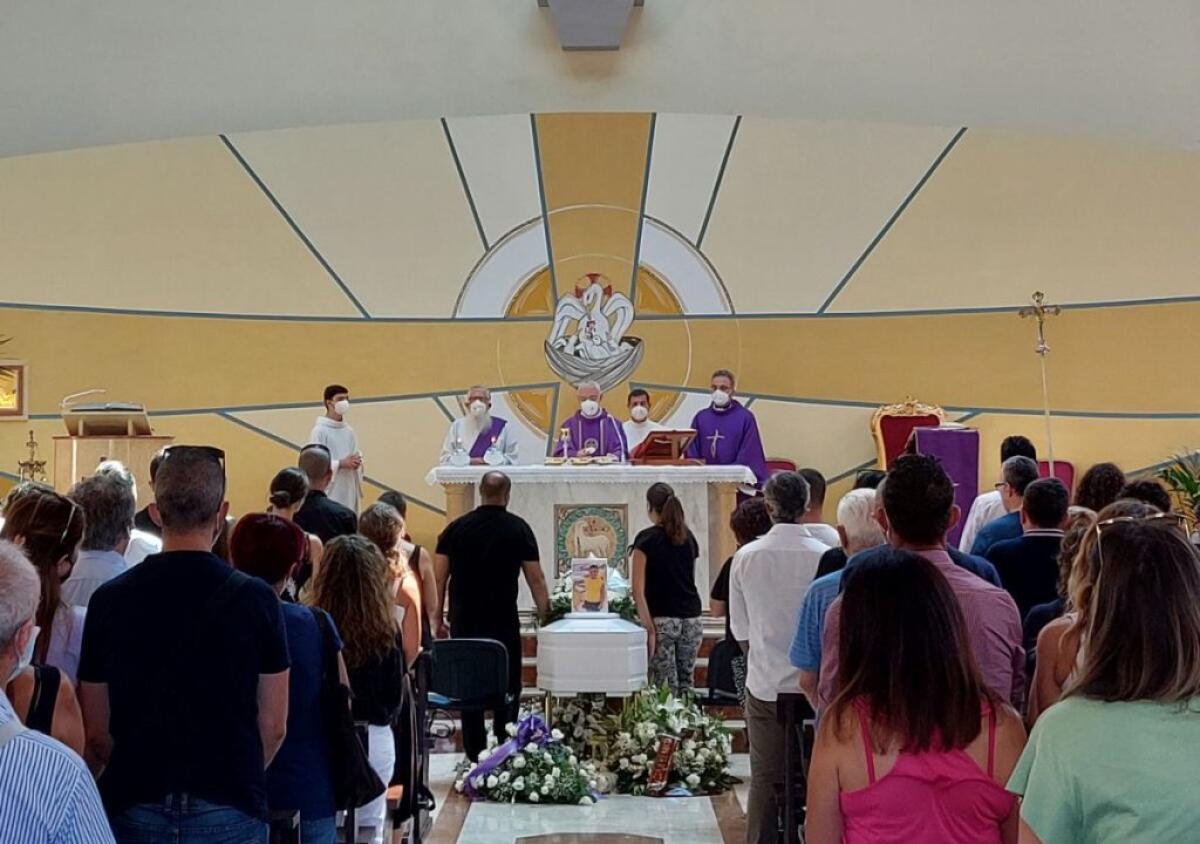 A Palermo l’addio al bimbo morto a Sharm “Portiamolo sempre con noi” - 