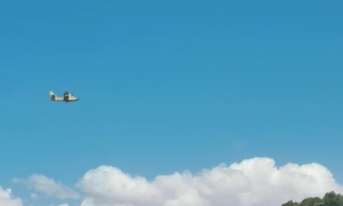 Incendio a Comunelli, fronte del fuoco non è del tutto domato: ancora Canadair - 