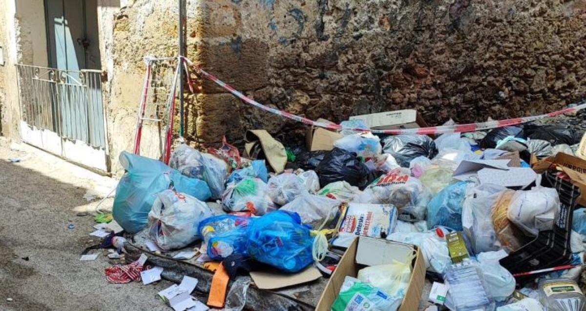 In via Abela è piena emergenza, rifiuti ammassati: "Situazione invivibile" - I rifiuti ammassati in via Abela