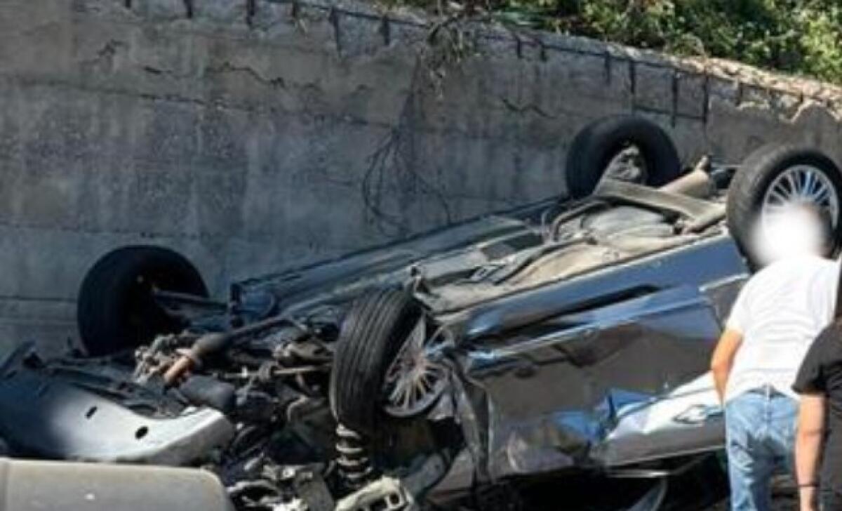 Auto ribaltata su un tratto del lungomare: incidente anche a Settefarine - La vettura ribaltata sul lungomare