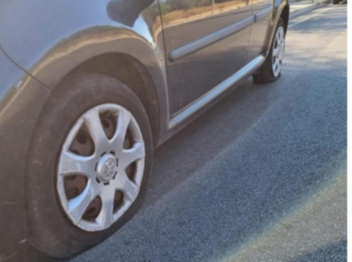 Automobili danneggiate, erano in sosta sul lungomare: diversi casi in poche ore - 