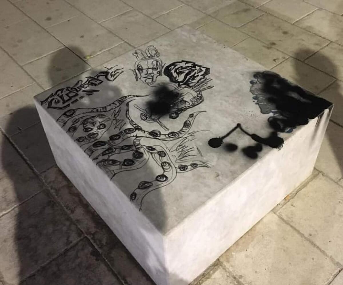 Viale Mediterraneo, appena riqualificato e già imbrattato - 