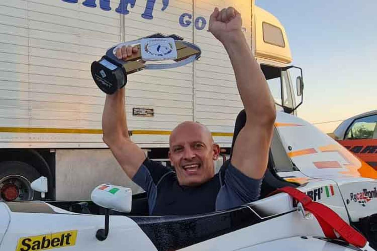 Aci Sport, Gianmarco Lumia ha consegnato a Gianni Carfì il premio di campione Tivm 2021 - Nella foto grande: Gianni Carfì esulta con il trofeo di campione nazionale 2021 del Tivm.