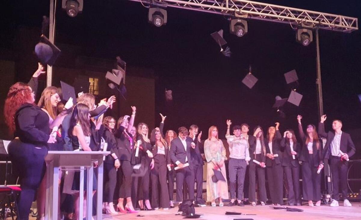 "Tocchi" lanciati in aria e graduation day al classico e al liceo delle scienze umane - I liceali del classico "Eschilo"
