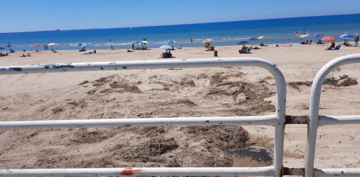 Vegetazione spontanea rimossa ma in spiaggia rimangono ancora tanti segni - 