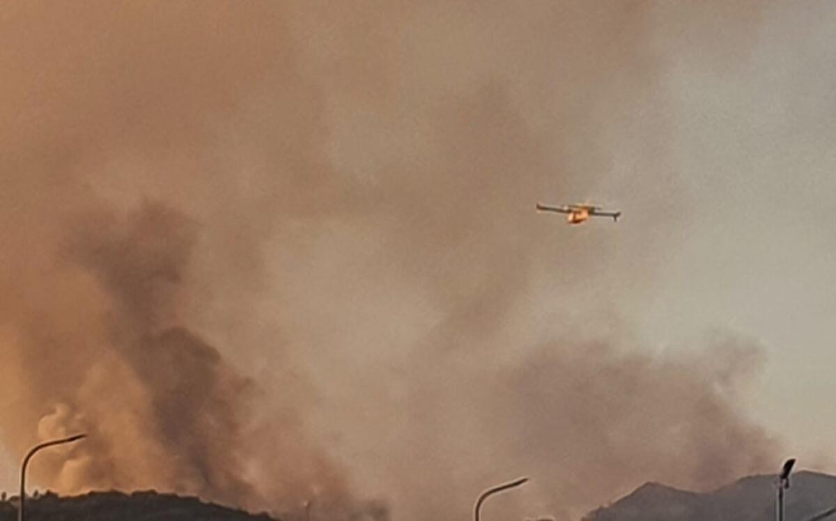 Fiamme nella zona di Comunelli, vasto incendio: in azione due Canadair - Le fiamme interessano una vasta area