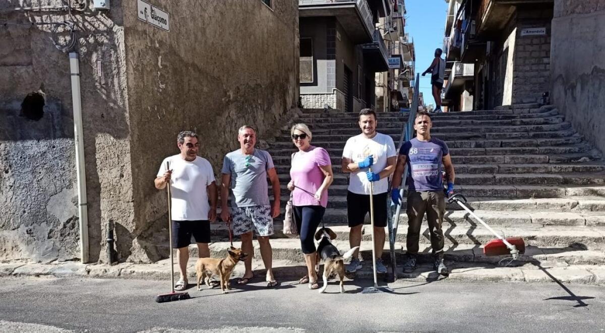 A San Giacomo i residenti scendono in strada per ripulire, "riprendiamoci la città" - I residenti scesi in strada per ripulire