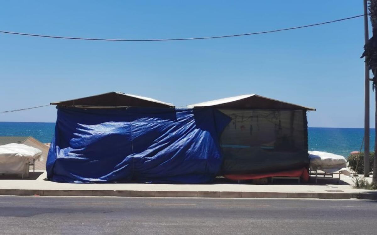 Critiche per le bancarelle, Di Stefano: "Ci scusiamo ma autorizzazione non è del Comune" - Le bancarelle collocate sul lungomare