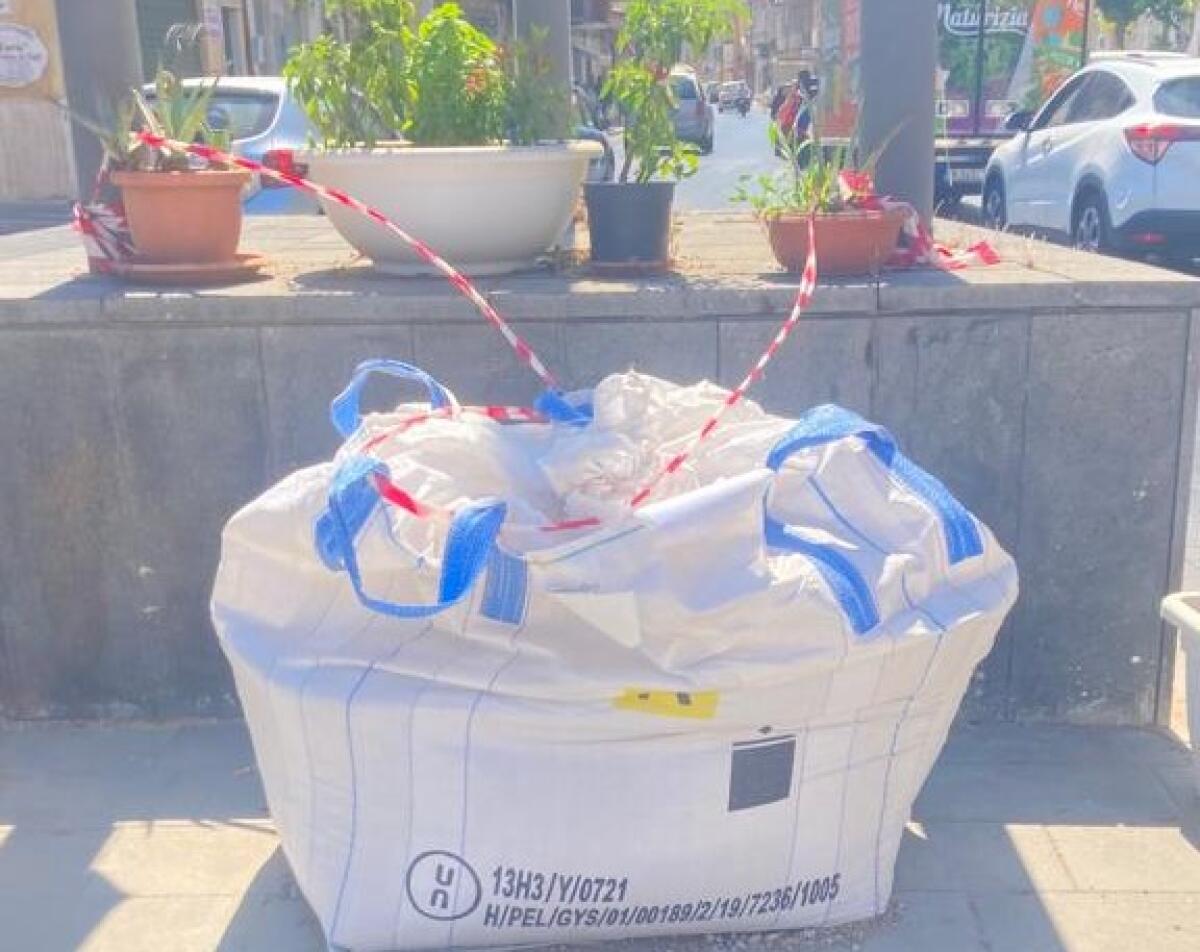 Bonifica dell'ex stazione di servizio, Sammito: "I resti vanno rimossi subito" - Il big bag con i resti dell'attività di bonifica