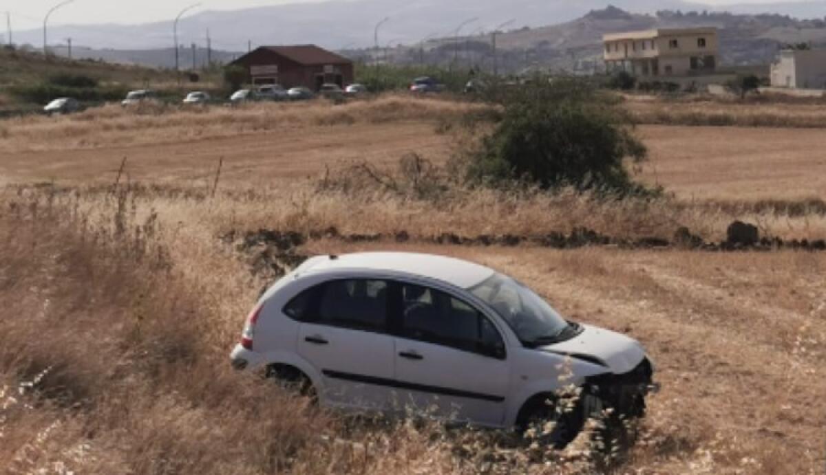 Incidente sulla Gela-Manfria, un'auto fuori strada: è finita tra i campi - L'auto finita tra i campi