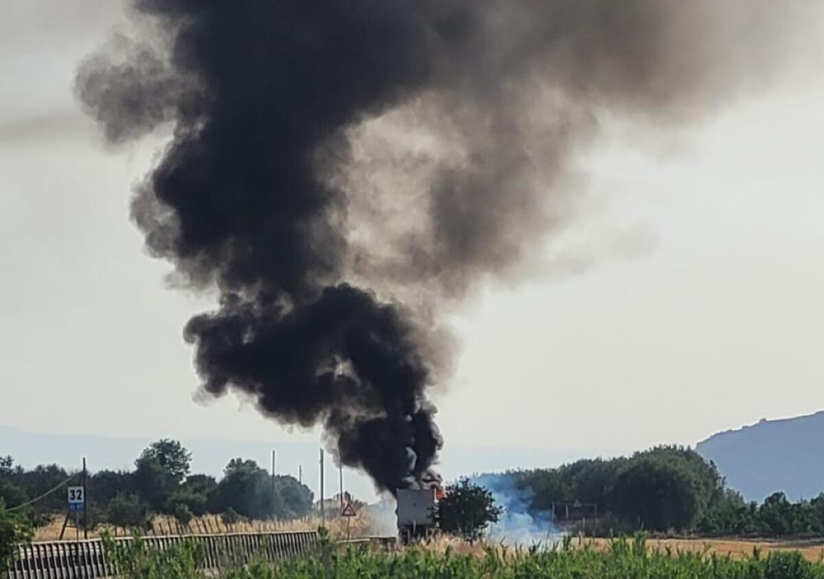 Fiamme sulla Gela-Catania, autocompattatore avvolto dal fuoco - 