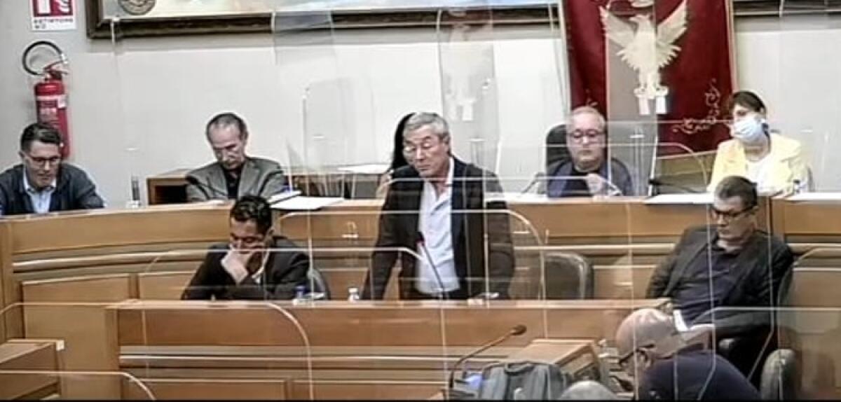 Ok tariffe Tari, scontro aperto in aula: Greco, "basta attacchi dai trasformisti e dal Pd" - Greco in aula consiliare