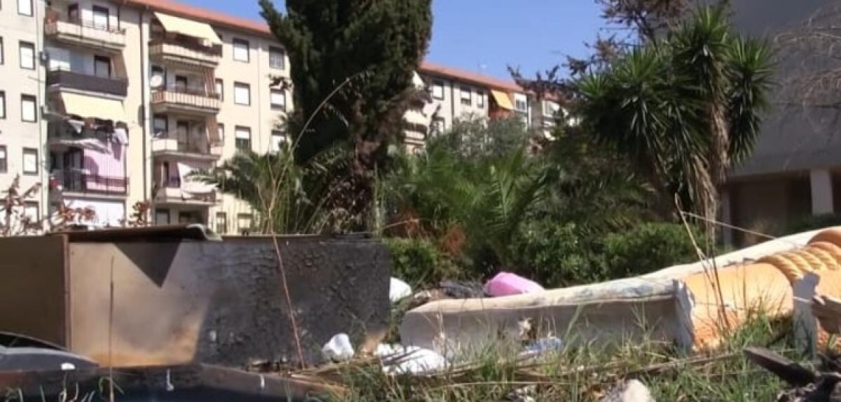 Periferie ai margini, rifiuti e degrado: l'allarme dei residenti di Albani Roccella - Rifiuti e resti di ogni tipo abbandonati in un'area verde