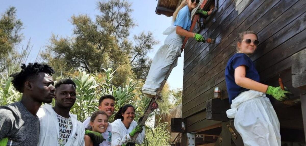 Volontari da tutta Europa al Biviere, progetto con la Riserva - I giovani volontari impegnati al Biviere