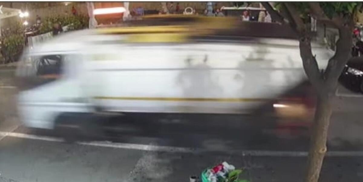 Mezzo Tekra sfreccia in piena Ztl, paura per bambini: Pellegrino, "non deve più accadere" - Il mezzo ripreso dai sistemi di videosorveglianza