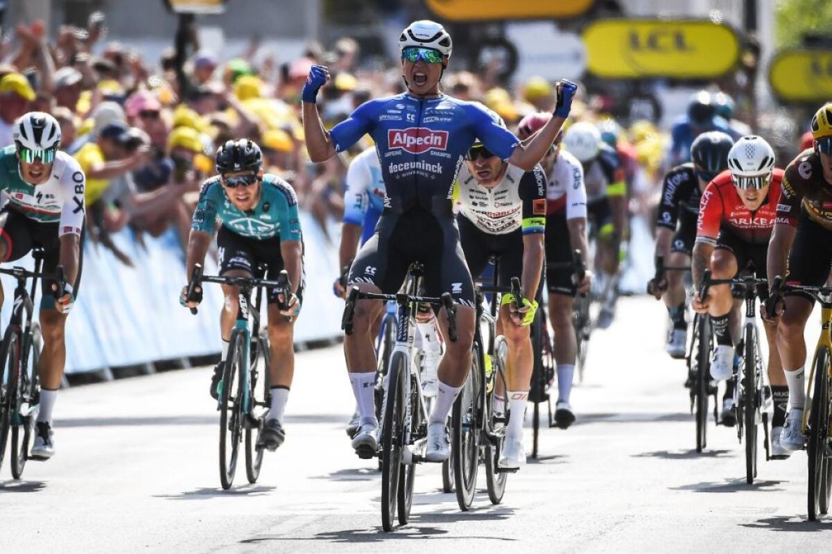Philipsen vince la 15^ tappa del Tour davanti a Van Aert - 