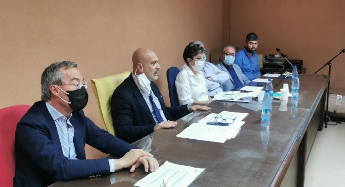 Emergenza sanità, posizioni distanti: per Asp "alzata l'asticella", critico il comitato - Il management Asp e il sindaco Greco nel corso di un incontro in ospedale