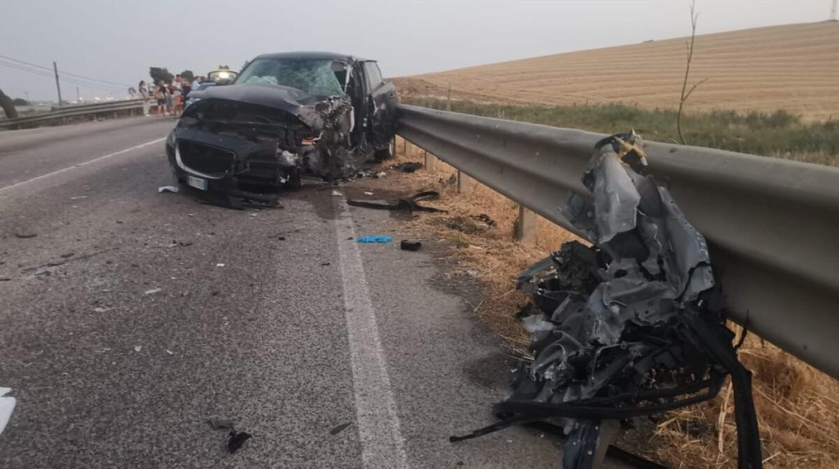 Schianto sulla Gela-Catania, un professionista trasferito con l'elisoccorso: ha ferite - La Jaguar ha impattato con il pullman