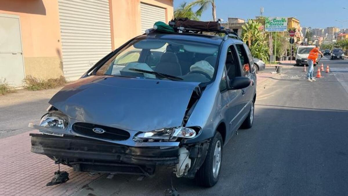 Scontro tra auto in via Butera, danni e feriti - L'impatto in via Butera