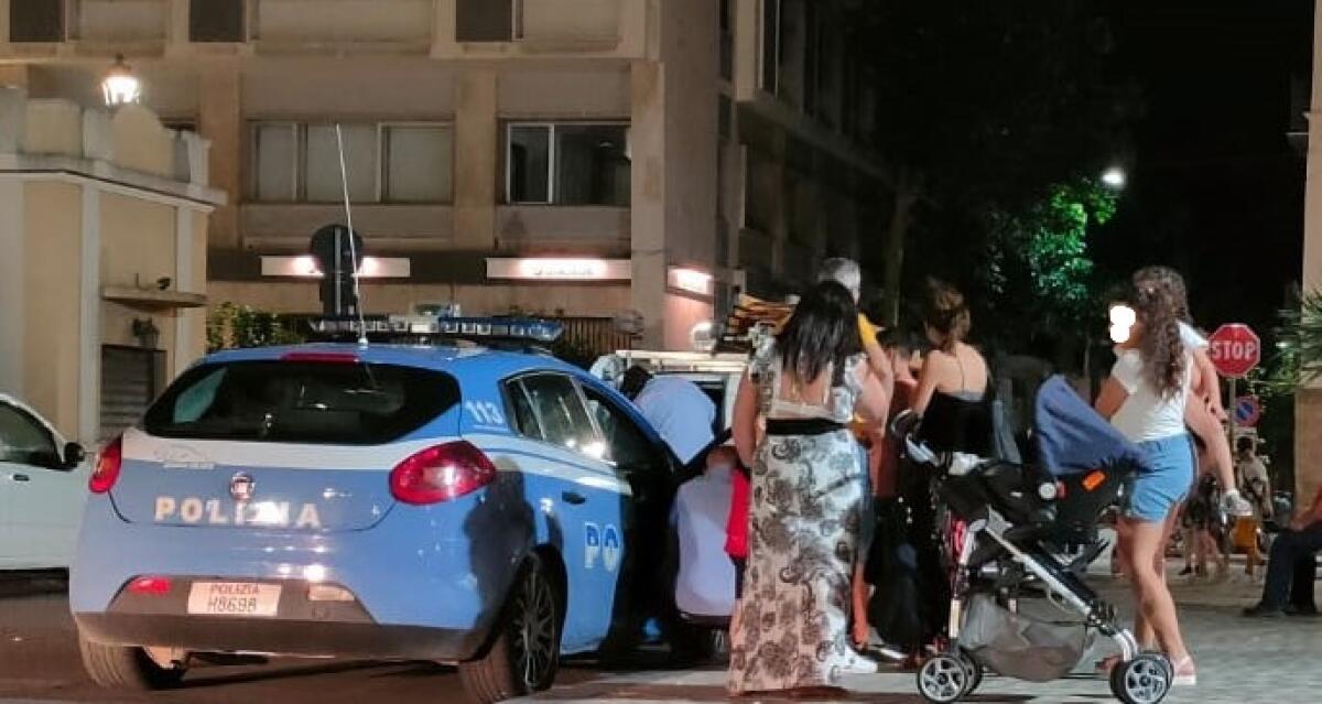 Dispersione di corrente dai pali dell'illuminazione, paura per bambini in piazza Umberto - I poliziotti arrivati in piazza Umberto I
