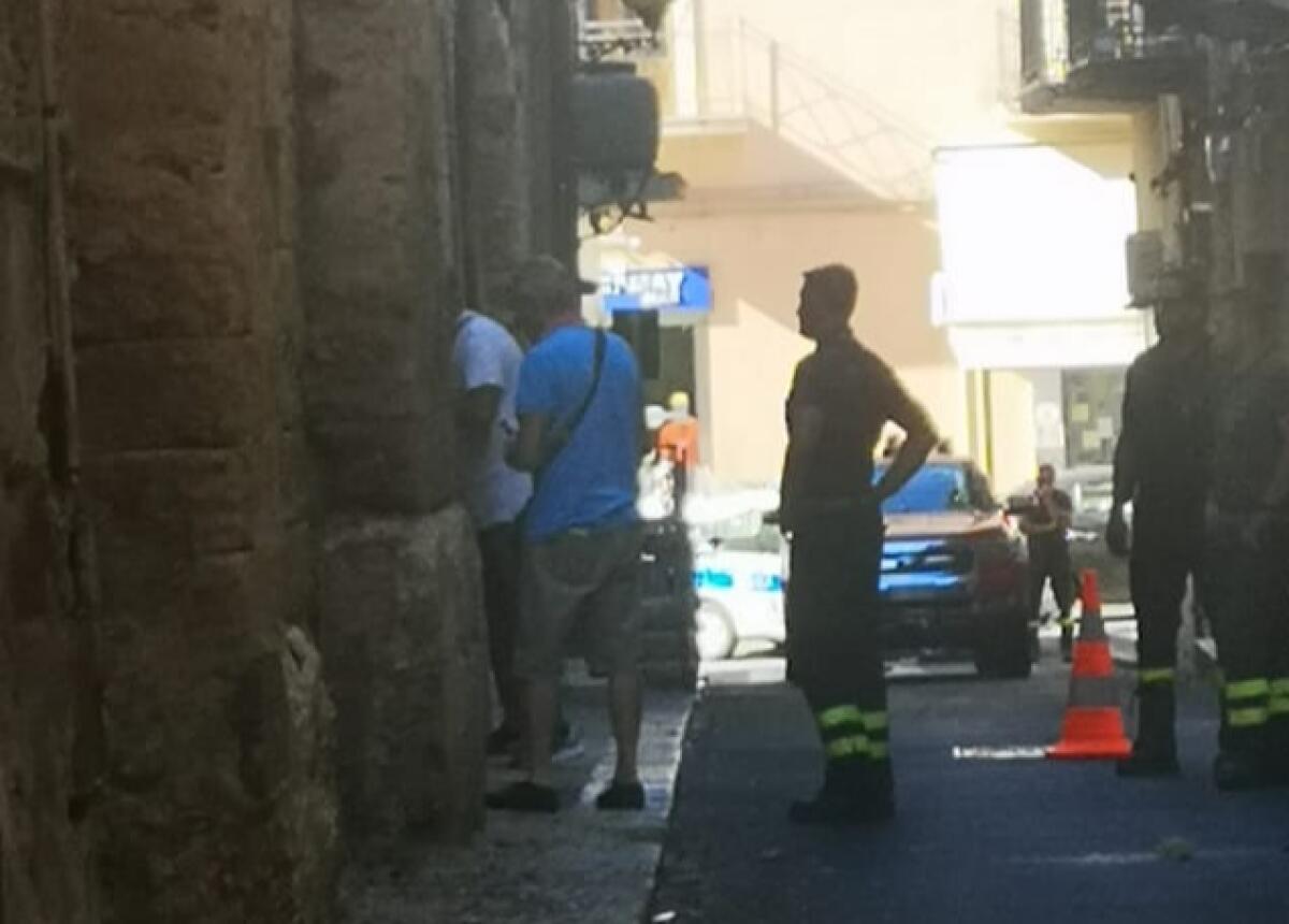 Cadono calcinacci dalla chiesa del Rosario, intervenuti anche i vigili del fuoco - 