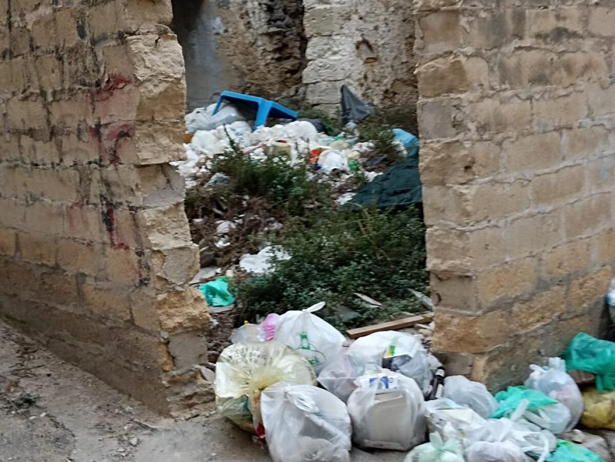 Un rudere trasformato in discarica abusiva, rifiuti di ogni tipo in centro storico - 