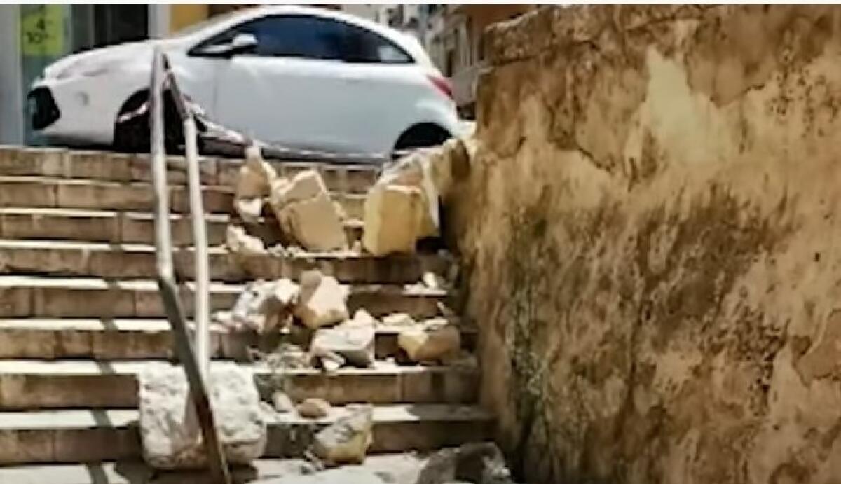 Muretto crollato dopo il violento schianto stradale, "va ripristinato prima possibile" - Una parte del muretto è crollata